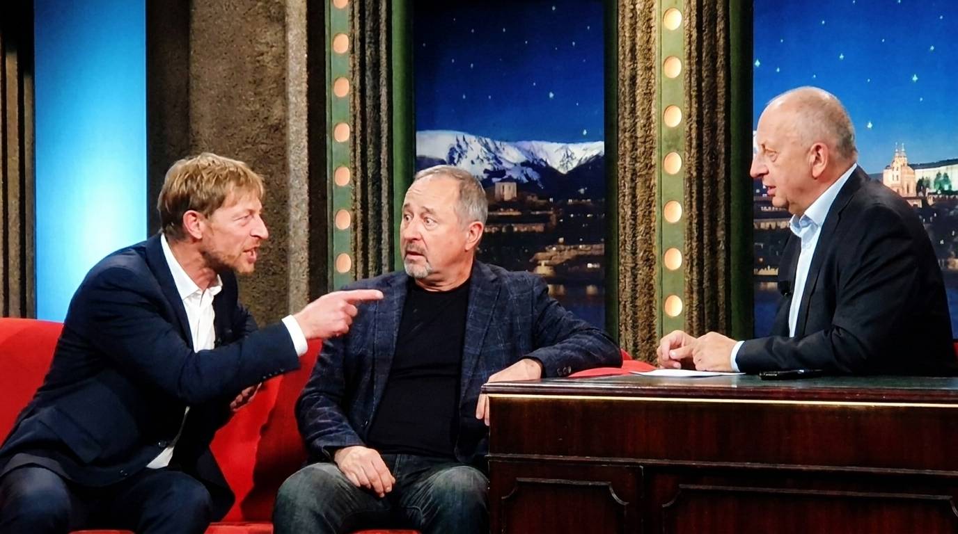 Karel Janeček se naklání k Tomáši Salomonovi ve studiu Show Jana Krause